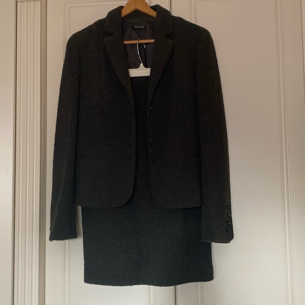 AMAZING TAHARI 2 PIECE SUIT BLAZER AND SKIRT .